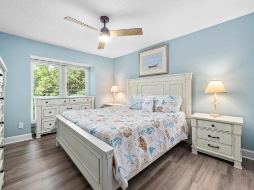 - une chambre avec des murs bleus, un lit et une fenêtre dans l'établissement 2380 Lighthouse Tennis, à Île de Hilton-Head