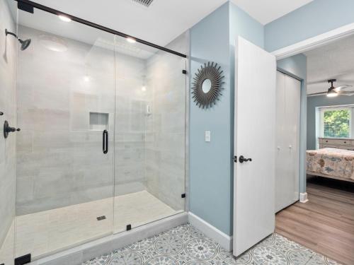 La salle de bains est pourvue d'une douche avec une porte en verre. dans l'établissement 2380 Lighthouse Tennis, à Île de Hilton-Head