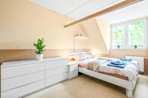 a bedroom with a white dresser and a bed at Familiengeeignete Ferienwohnung in Königs Wusterhausen