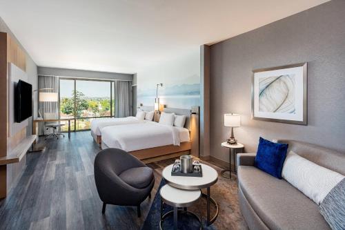 een hotelkamer met een bed en een bank bij Courtyard by Marriott Los Angeles Monterey Park in Monterey Park