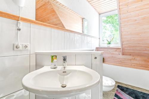 a bathroom with a white sink and a toilet at Familiengeeignete Ferienwohnung in Königs Wusterhausen