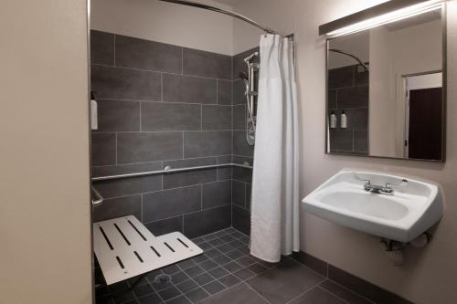 沃思堡Fairfield by Marriott Inn & Suites Fossil Creek的带水槽和淋浴的浴室