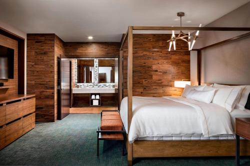水牛城的住宿－布法羅威斯汀酒店，一间卧室配有一张大床和电视