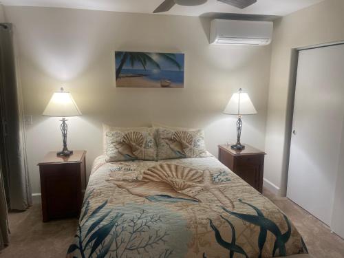 Cozy Custom Vacation Homeにあるベッド