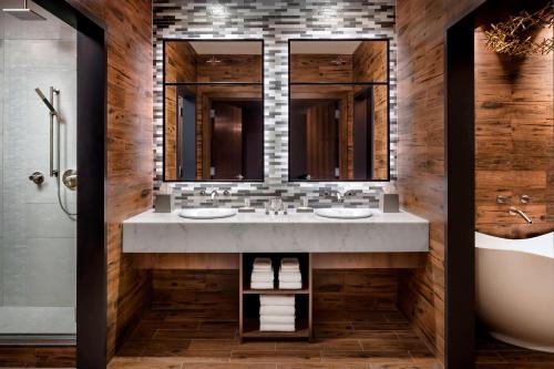 ein Badezimmer mit zwei Waschbecken und zwei Spiegeln in der Unterkunft The Westin Buffalo in Buffalo