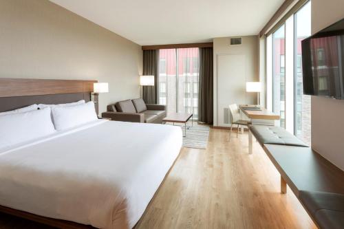 Postel nebo postele na pokoji v ubytování AC Hotel by Marriott Minneapolis West End