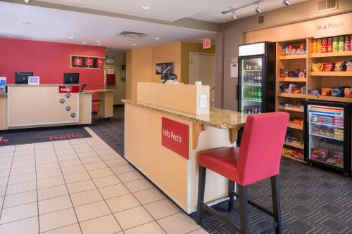 una tienda con una silla roja en un mostrador en TownePlace Suites Huntington, en Huntington