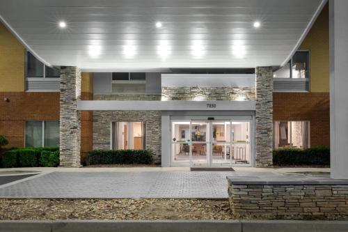 een gebouw met de voordeur van een gebouw bij Fairfield Inn & Suites by Marriott Atlanta Stonecrest in Lithonia