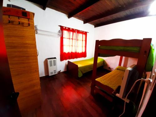 1 dormitorio con 2 literas y ventana en departamento en villa gesell en Villa Gesell