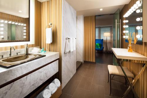 W Los Angeles – West Beverly Hills tesisinde bir banyo