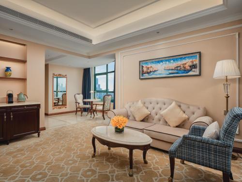 Hotel Indigo Shenzhen Overseas Chinese Town by IHGにあるシーティングエリア