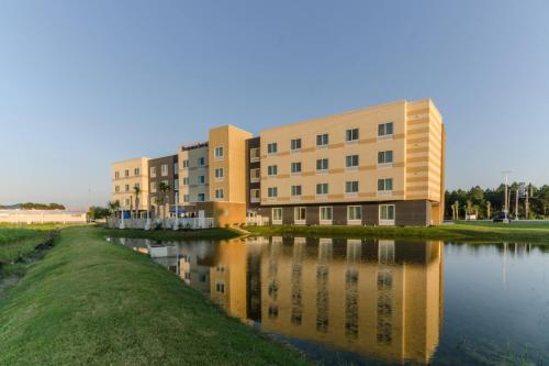 un edificio accanto a un corpo idrico di Fairfield Inn & Suites by Marriott Panama City Beach a Panama City Beach