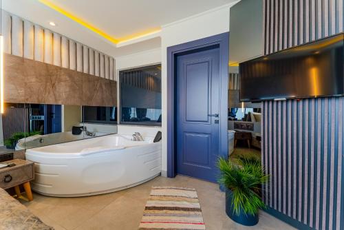 Villa Kazarman, Kalkan’ın kalbinde denize, merkeze