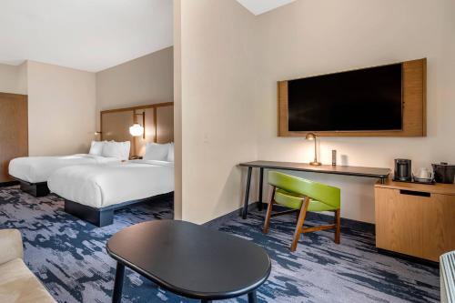 En eller flere senger på et rom på Fairfield Inn & Suites by Marriott Helen