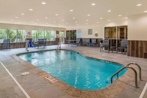 Swimmingpoolen hos eller tæt på Fairfield Inn & Suites by Marriott Helen