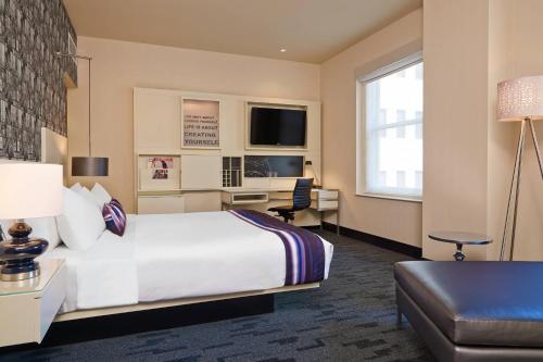 een hotelkamer met een bed en een bureau bij W Chicago - City Center in Chicago