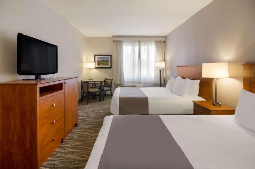 ein Hotelzimmer mit 2 Betten und einem Flachbild-TV in der Unterkunft Best Western Lock Haven in Lock Haven