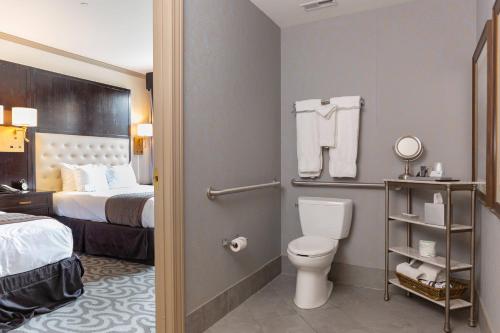ein Hotelzimmer mit einem Bett und einem WC in der Unterkunft Hotel Blackhawk, Autograph Collection in Davenport