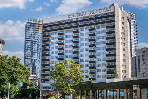 Un alto edificio bianco con un cartello sopra di Best Western Premier Chateau Granville Hotel & Suites & Conference Centre a Vancouver