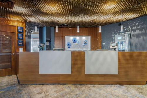 a lobby with a reception desk in a building at Best Western Premier Chateau Granville Hotel & Suites & Conference Centre in Vancouver