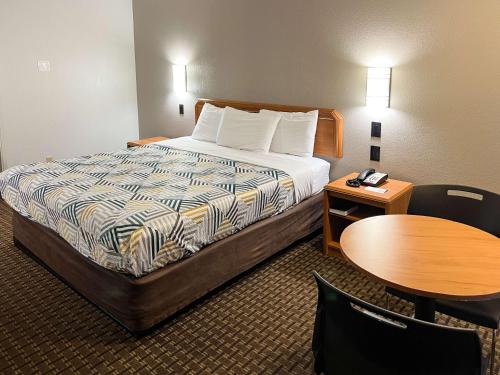 En eller flere senger på et rom på Motel 6 Portland OR Southeast