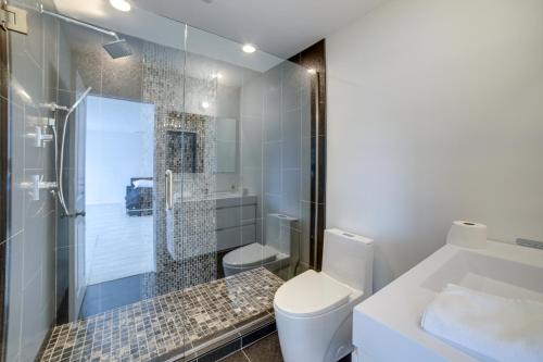 uma casa de banho com um WC e um chuveiro em Secluded Evart Vacation Rental on 82 Acres! em Evart