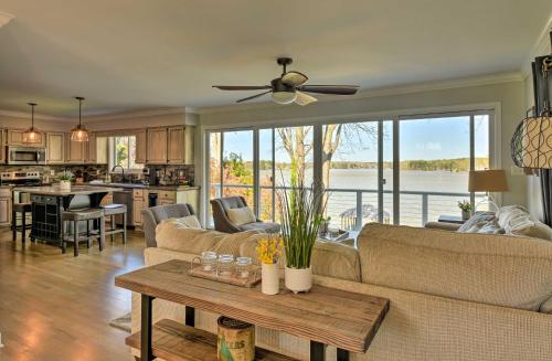 sala de estar con sofá y mesa en Riviera Paradise with Private Dock! home, en Mooresville