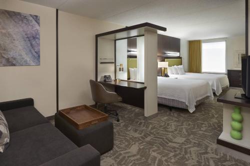 pokój hotelowy z łóżkiem i kanapą w obiekcie SpringHill Suites by Marriott Toronto Vaughan w mieście Vaughan