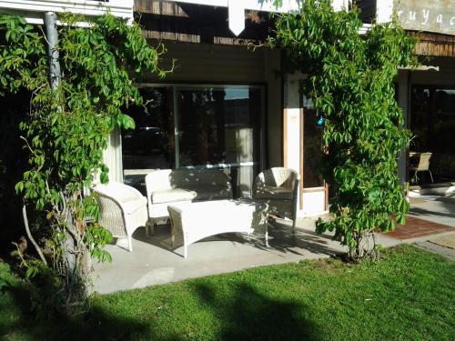 - un ensemble de chaises et de tables sur une terrasse dans l'établissement Hotel Truyaca, à Osorno