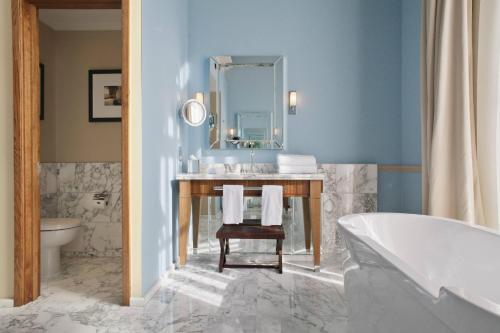 La salle de bains est pourvue d'une baignoire, d'un lavabo et d'une baignoire. dans l'établissement St. Pancras Renaissance Hotel London, à Londres