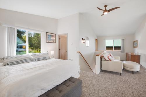 מיטה או מיטות בחדר ב-Northwest Stunner