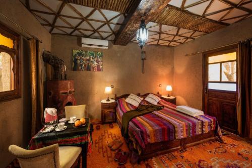 Postel nebo postele na pokoji v ubytování Riad Oussagou