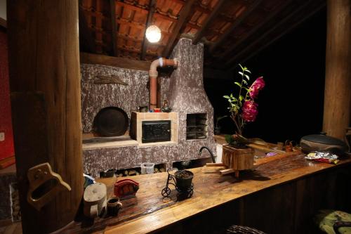 a counter with a stove and a microwave on it at Recanto bela Vista caminho do ouro in Paraty