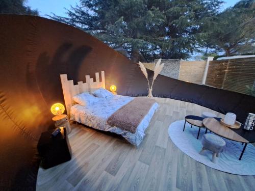 - une chambre avec un lit sur du parquet dans l'établissement Chambre bulle avec spa au cœur du val de Loire, à Cheillé