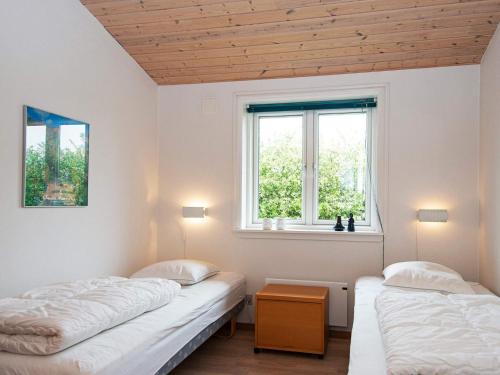 twee bedden in een kamer met twee ramen bij Holiday home Tarm LXXXI in Tarm