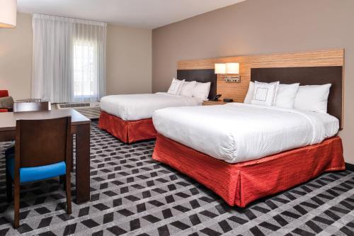 Letto o letti in una camera di TownePlace Suites by Marriott Charleston-West Ashley