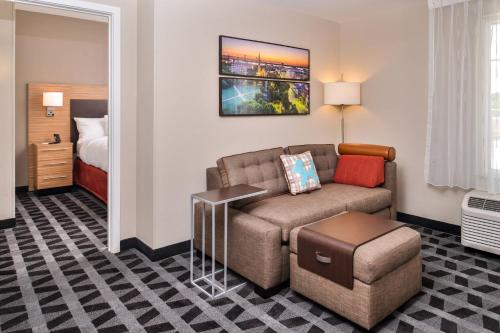 un soggiorno con un divano e un letto di TownePlace Suites by Marriott Charleston-West Ashley a Charleston