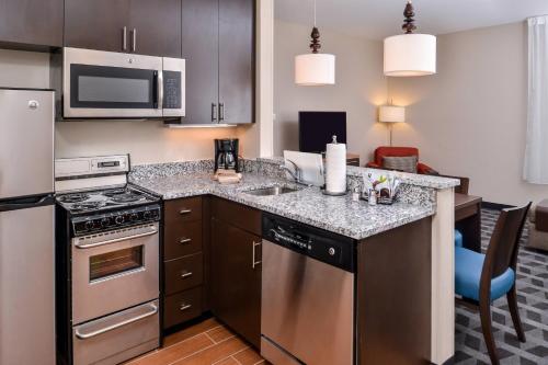 Cucina o angolo cottura di TownePlace Suites by Marriott Charleston-West Ashley