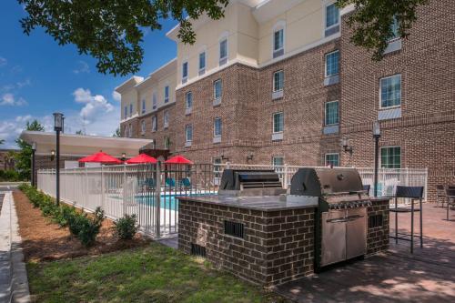 una griglia di fronte a un edificio con piscina di TownePlace Suites by Marriott Charleston-West Ashley a Charleston