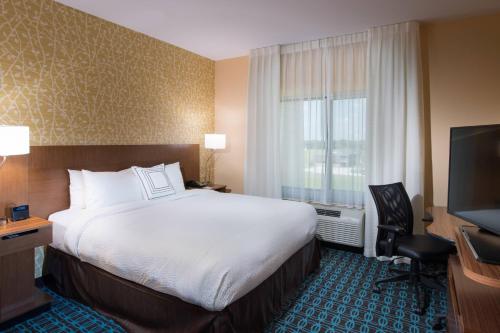 Habitación de hotel con cama grande y TV en Fairfield Inn & Suites by Marriott Houma Southeast, en Houma