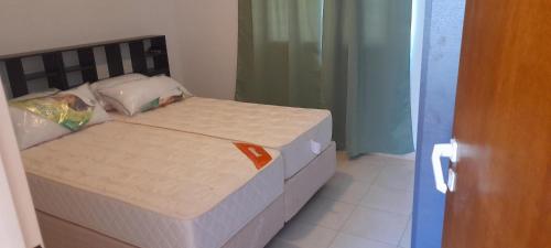 1 dormitorio con 1 cama con 2 cajas grandes en Tu destino2 en Colón