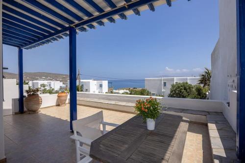 Un balcon sau o terasă la Tinos Beautiful Sunrise Apartment Near Agios Sostis Beach