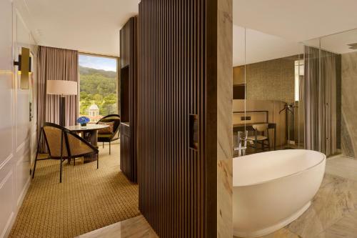 La salle de bains est pourvue d'une baignoire et d'un lavabo. dans l'établissement Penha Longa Resort, à Sintra