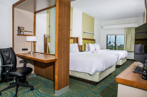Habitación de hotel con 2 camas y escritorio en SpringHill Suites by Marriott Charleston Mount Pleasant en Charleston