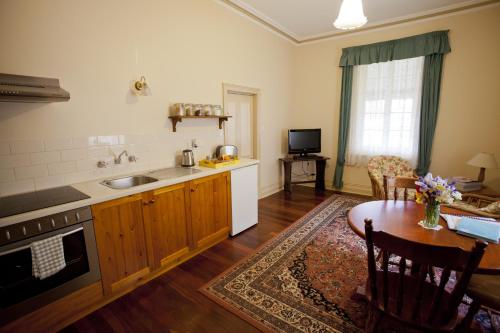 Dapur atau dapur kecil di Robe House Heritage Accommodation