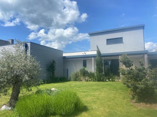 a house with a yard in front of it at Embruns et Sarrasin in Combrit