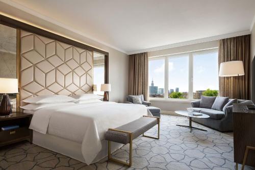 1 dormitorio con cama grande y ventana grande en Sheraton Grand Warsaw, en Varsovia