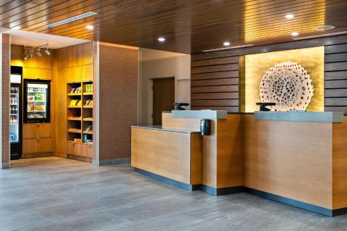Лобби или стойка регистрации в Fairfield by Marriott Inn & Suites North Bay