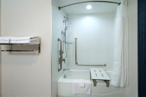 Ванная комната в Fairfield by Marriott Inn & Suites North Bay