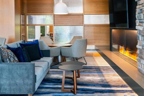 Гостиная зона в Fairfield by Marriott Inn & Suites North Bay